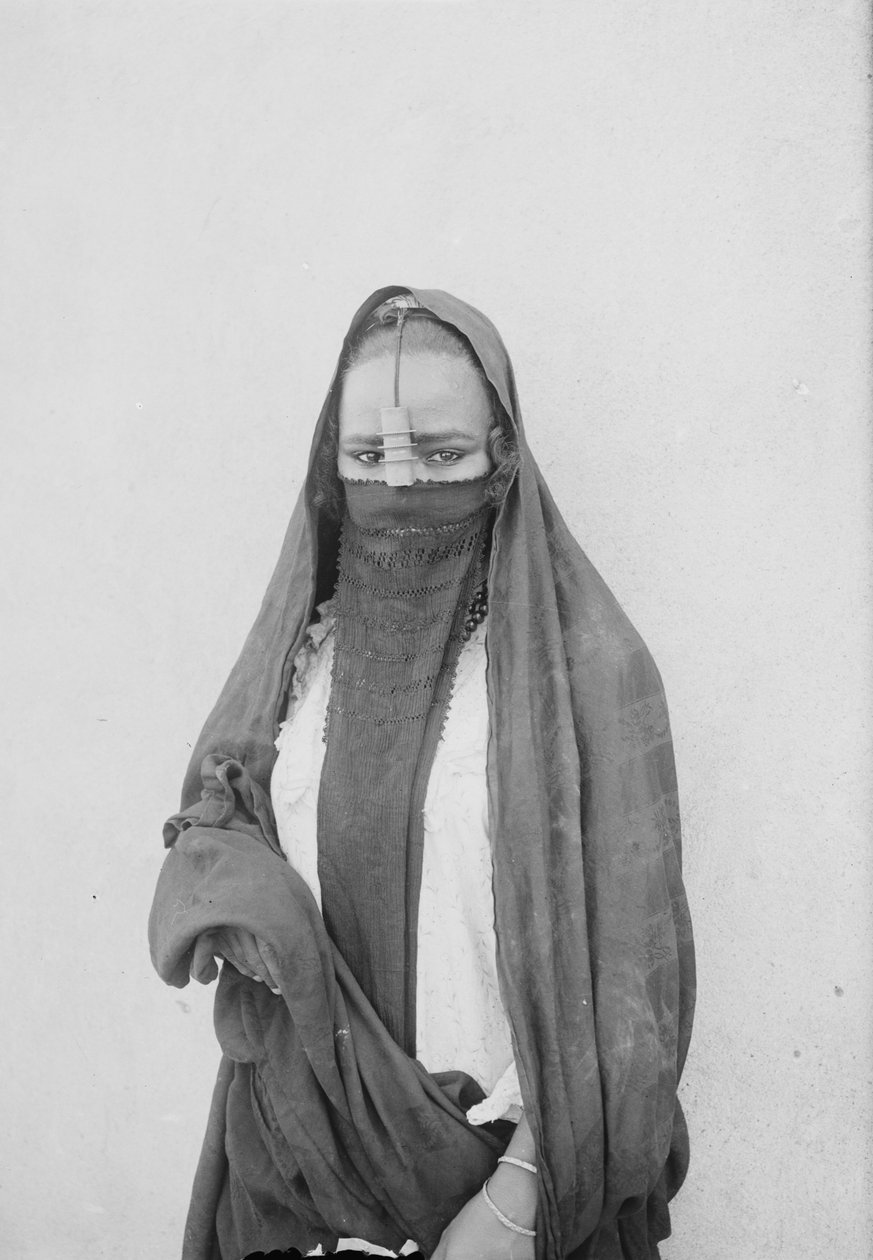 A Veiled Woman, Kairo, ca 1910 (s/v foto) av . .