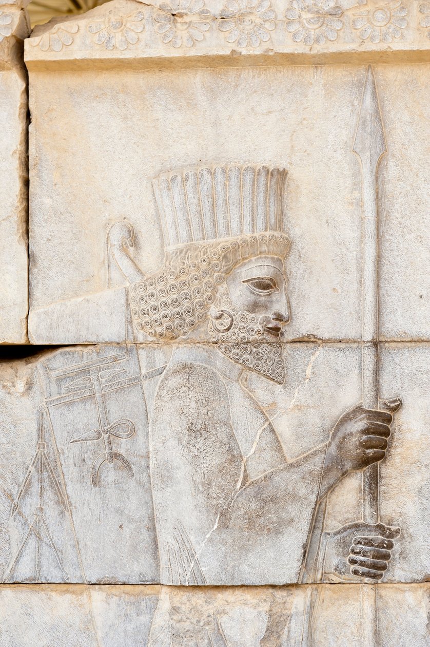 Forntida relief av Achaemenid; perser med lans; soldat av Immortal Guard på Apadana Palace; arkeologisk plats; forntida persisk stad Persepolis; UNESCO World Heritage Site; Fars Province; Iran; Asien av Frederick (attr. to) Barnard