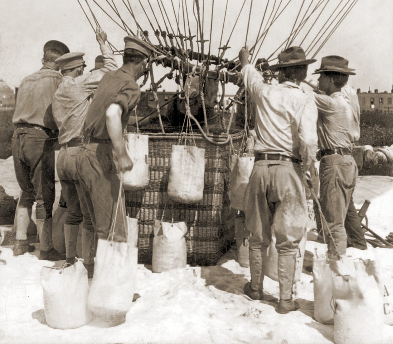 Att fästa sandsäckar i korgen på en ballong, Fort Myer, USA av Hippolyte Lalaise Devéria