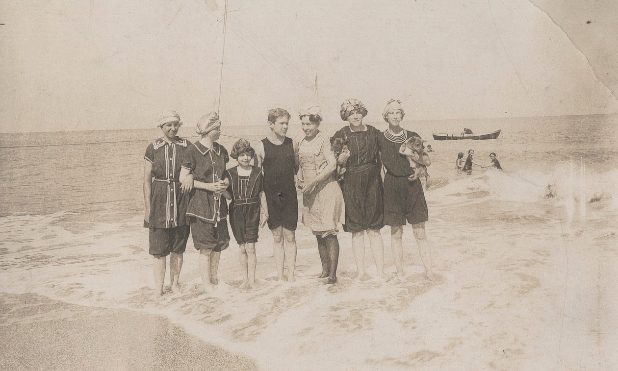 Badfest, Houlgate, september 1911 (s/v foto) av Hippolyte Lalaise Devéria