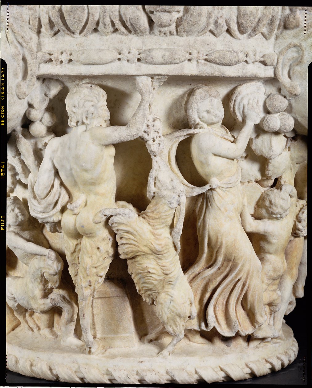 Ristade spaltkapitäl föreställande Pan retas en uppfödande get med en klase vindruvor och en maenad som slår tid med en tamburin, italiensk, från Rom, c.180-220 (marmor, pentelisk grekisk eller italiensk Carrera) (detalj av 83318, se även 83317 och 83320-2 av Hippolyte Lalaise Devéria