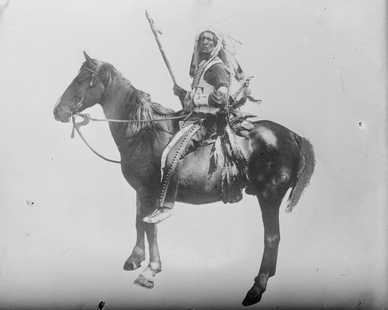Chief Deep Sky-Indian monterad på häst, ca 1900 (s/v foto) av . .