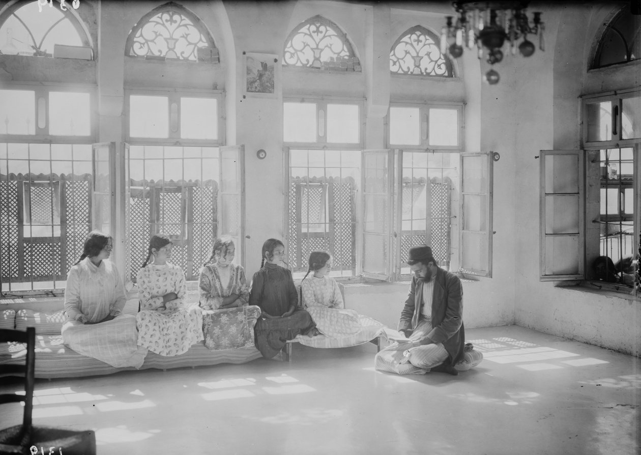 Barn och lärare vid en samaritansk skola i Nablus, ca. 1920 (s/v foto) av . .