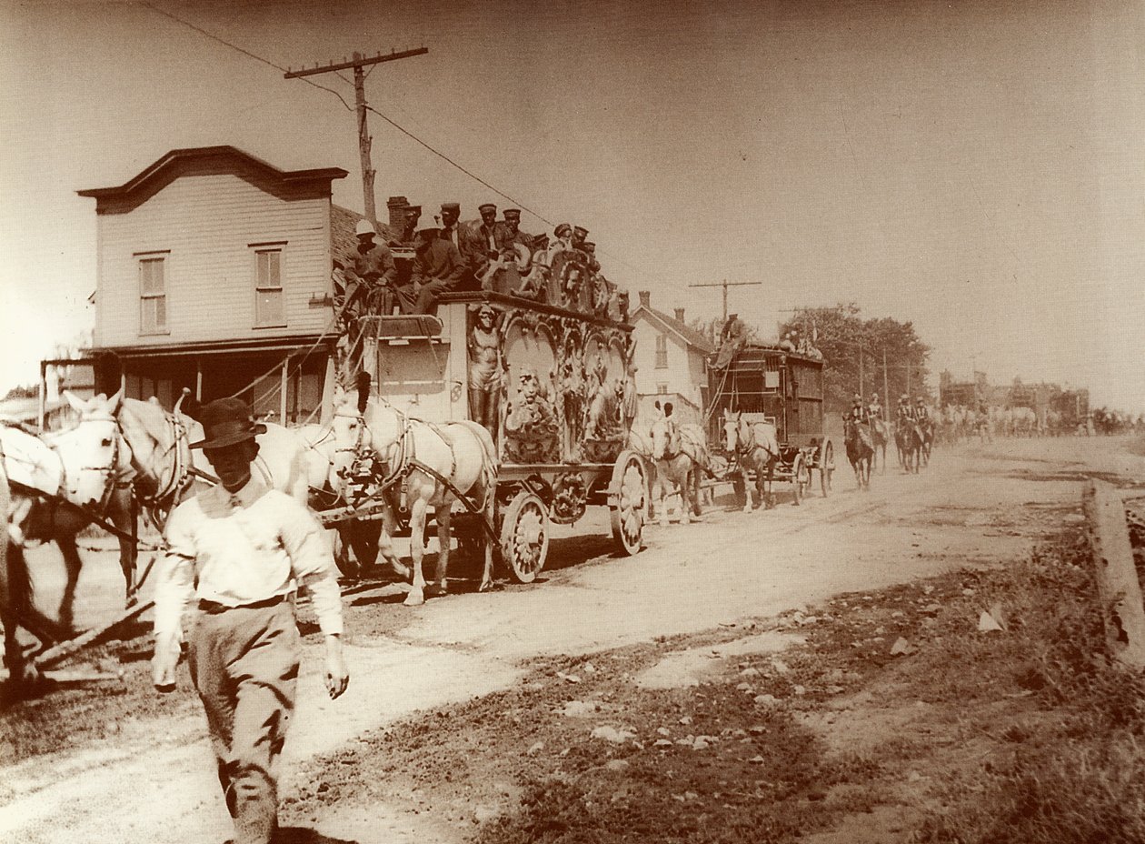 Cirkus kommer till stan, ca 1905 (foto) av . .