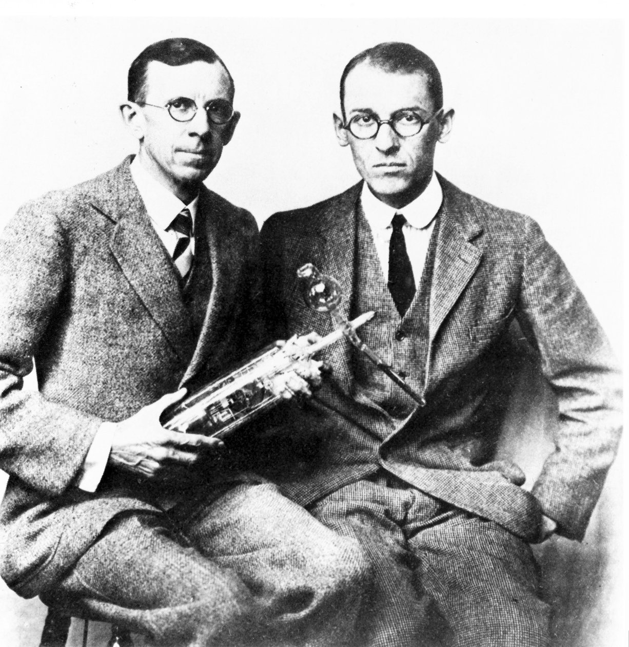 Clinton J Davisson och Lester H Germer, amerikanska fysiker, ca 1927 av Frederick (attr. to) Barnard