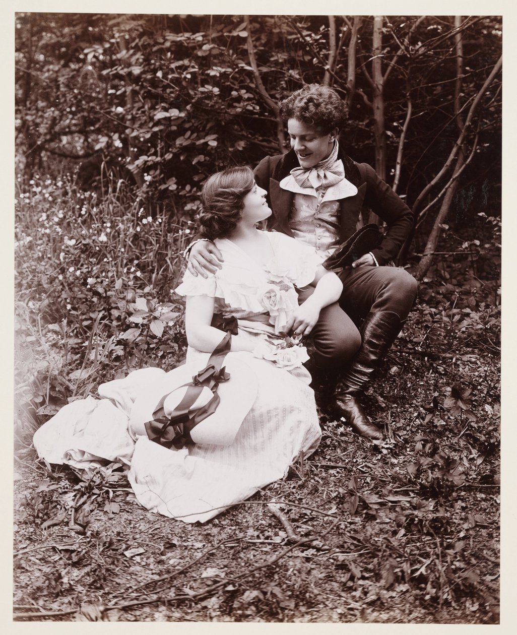 Edwardianskt porträtt, par i 1800-talsklänning av John Pardon