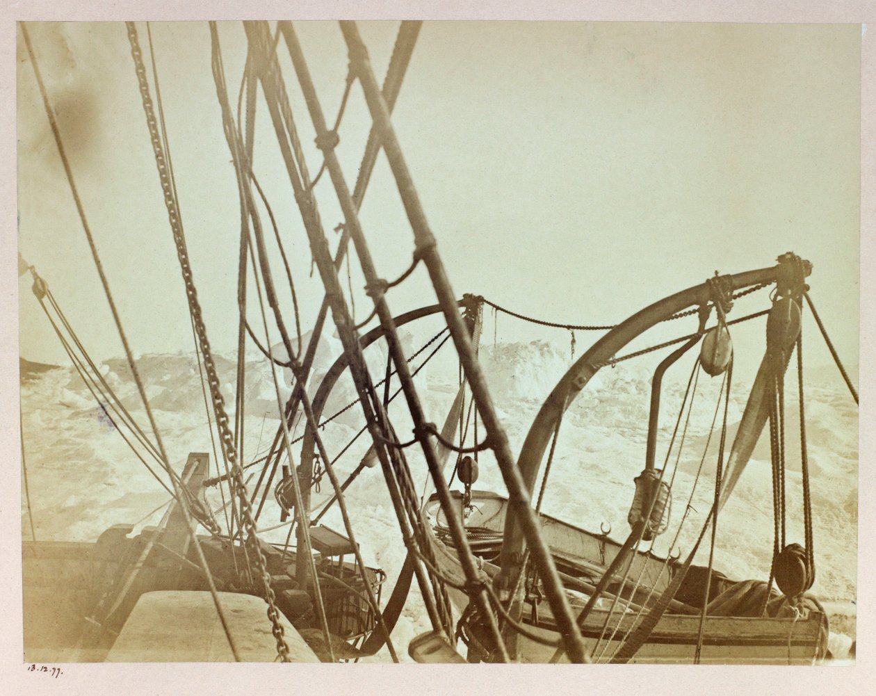 Arctic Expedition (1875-1876) av kapten George Nares (1831-1915): Alert pressad på land i skiftroderbukten av Frederick (attr. to) Barnard
