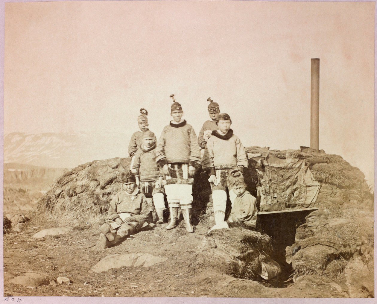 Kapten George Nares (1831-1915) Arctic Expedition (1875-1876): Grupp av infödda kvinnor på disco av Frederick (attr. to) Barnard