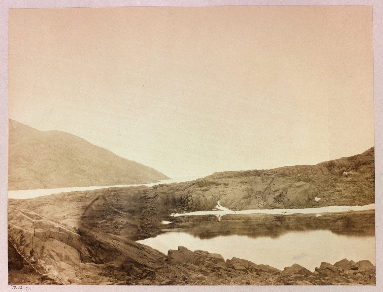 Arctic Expedition (1875-1876) av kapten George Nares (1831-1915): Ser mot Cape Sabine från Port Payer av Frederick (attr. to) Barnard