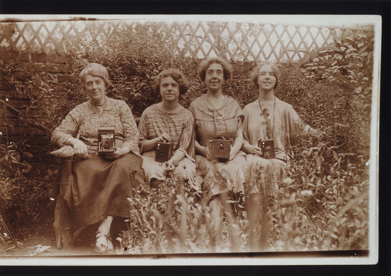 Fyra kvinnor med Kodak-kameror, inklusive Brownie-kameror, c 1900-talet av Frederick (attr. to) Barnard