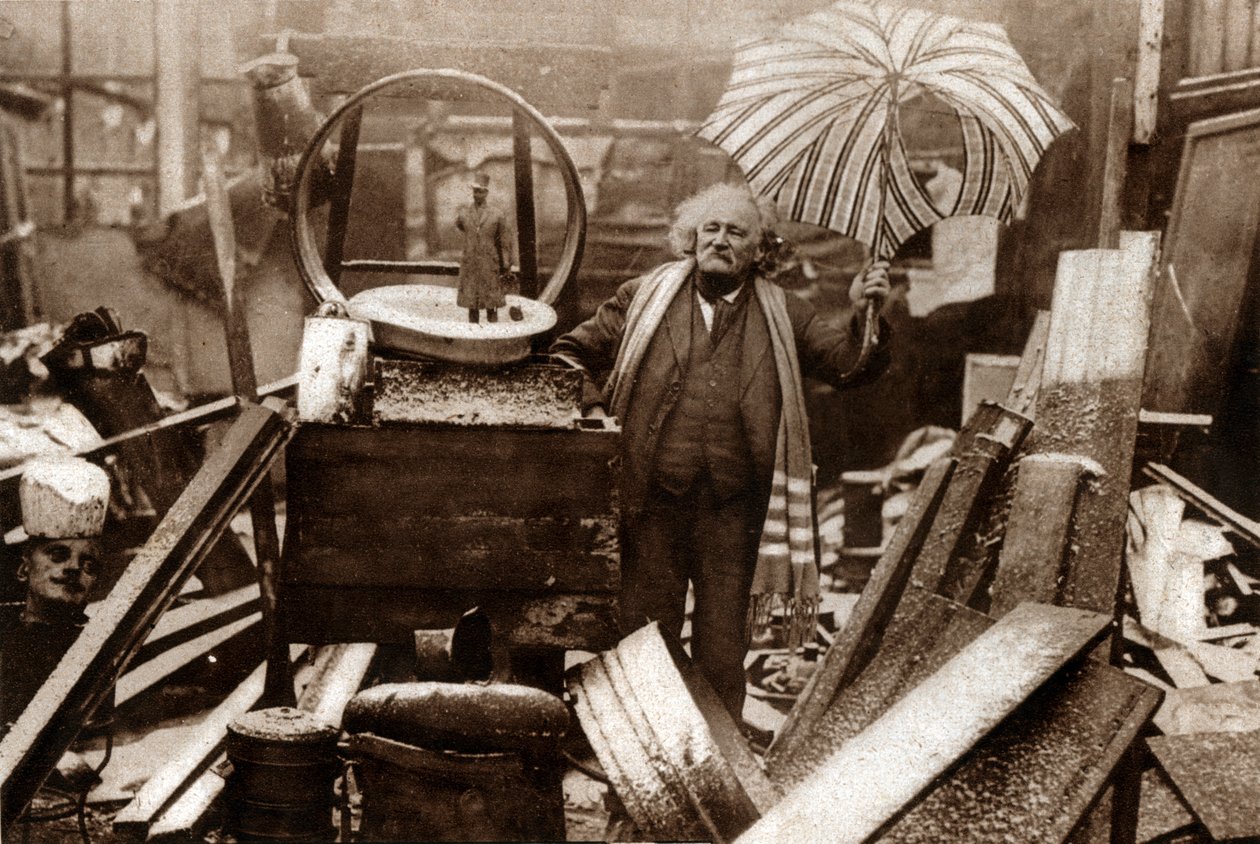 Fr Fremin, filosof och ägare till en loppabrocante i Montmartre. 1929 (tryck) av . .