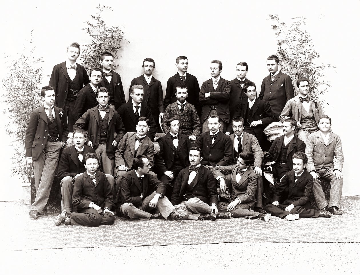 Gruppporträtt av elever i tredje året på gymnasiet av Henry Charles Fehr