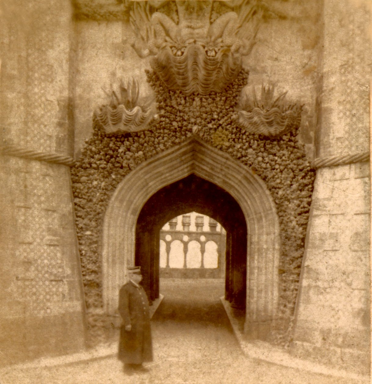 Vakt utanför ingången till Palace of Pena (Palacio da Pena), Sintra, Lissabon, Portugal c.1888 (foto) av Frederick (attr. to) Barnard