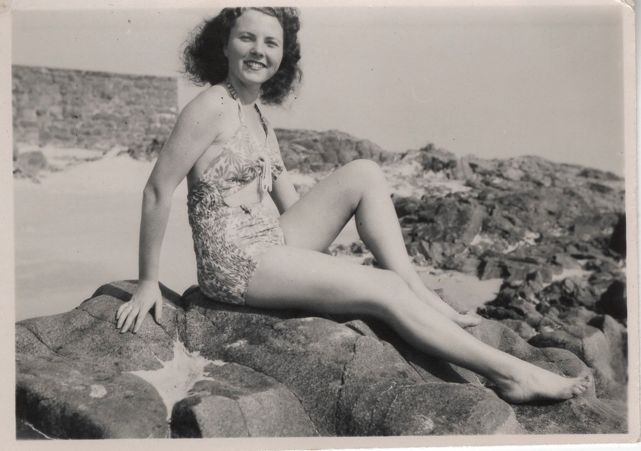 Semestergäst klädd i den "rynkade" baddräkten, sent 1940-tal (s/v foto) av Hippolyte Lalaise Devéria