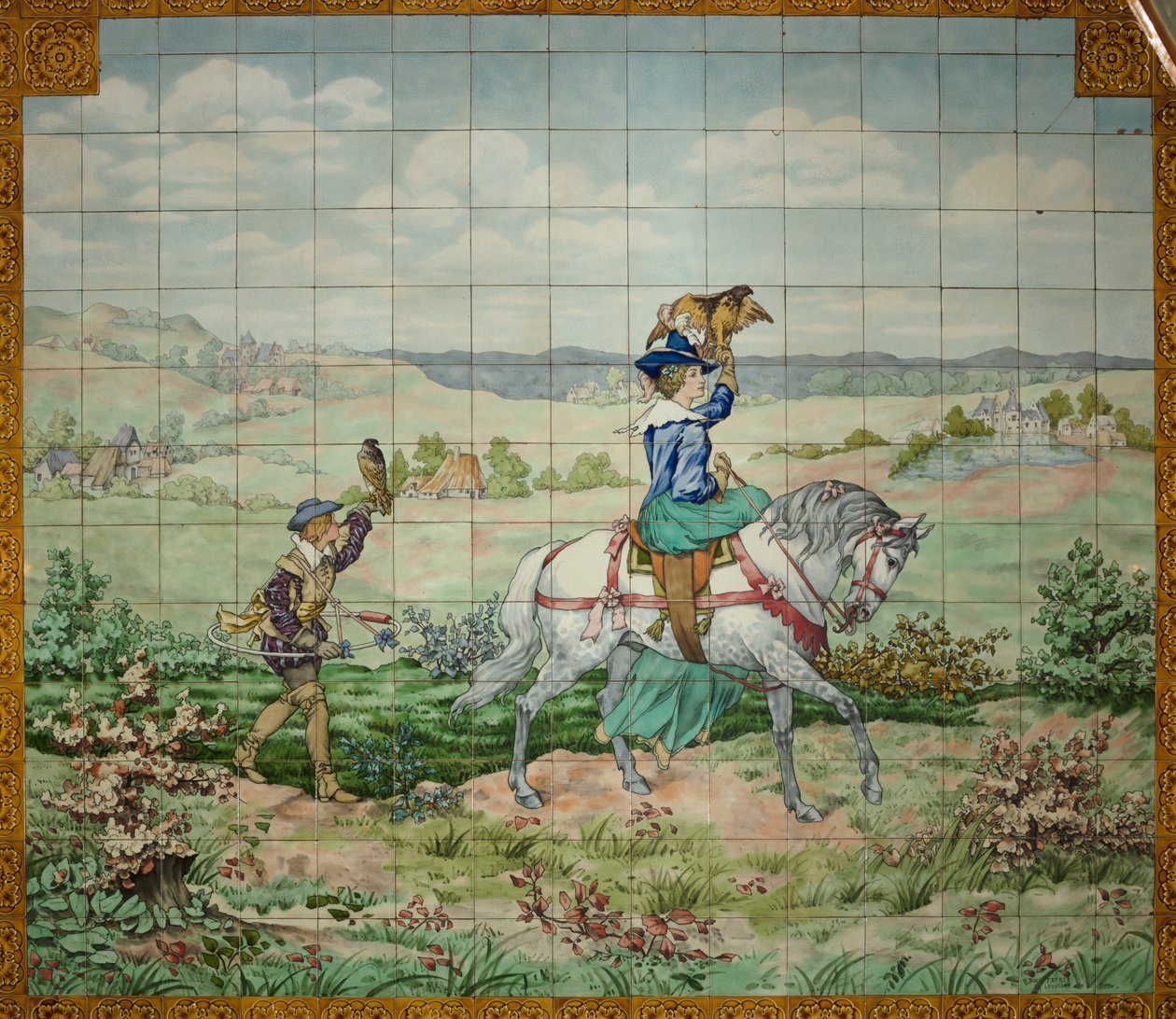 Interiörvy, kakelpanel, målare Furcy Ernest Tondeur, exekutör Boch Frères La Louvière, andra panel, jaktscen med en adelsman och en adelsdam med falkar av . .