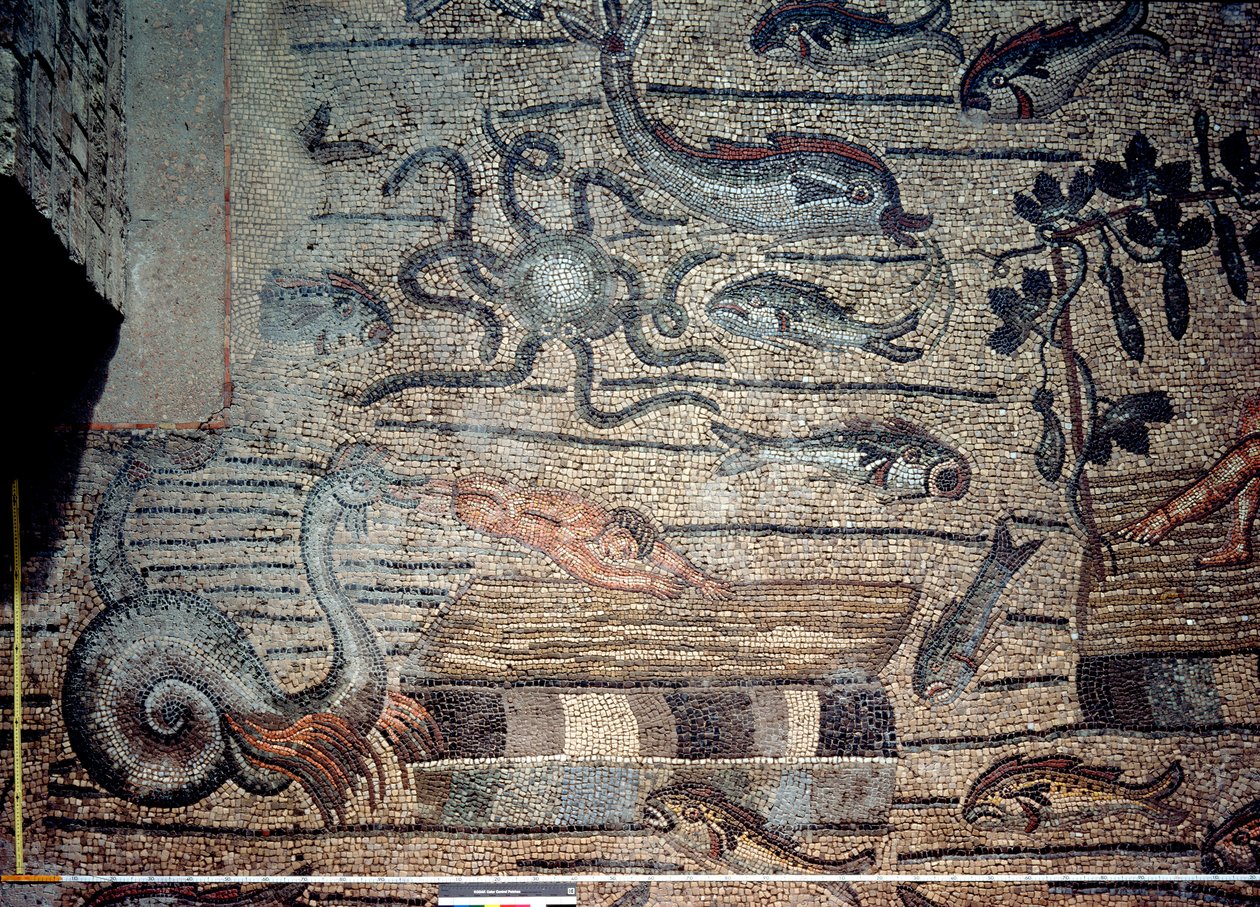 Jona spyddes ut av valen, detalj från en dekorativ trottoar som visar kristna bilder och hedniska symboler, ca 313 e.Kr. (mosaik) av Hippolyte Lalaise Devéria