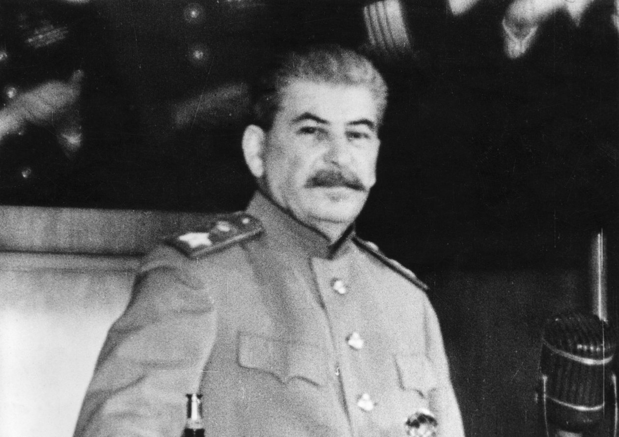 Joseph Stalin under ett tal där han stämplade Japan som en aggressiv nation, tidigt 1945. av Frederick (attr. to) Barnard