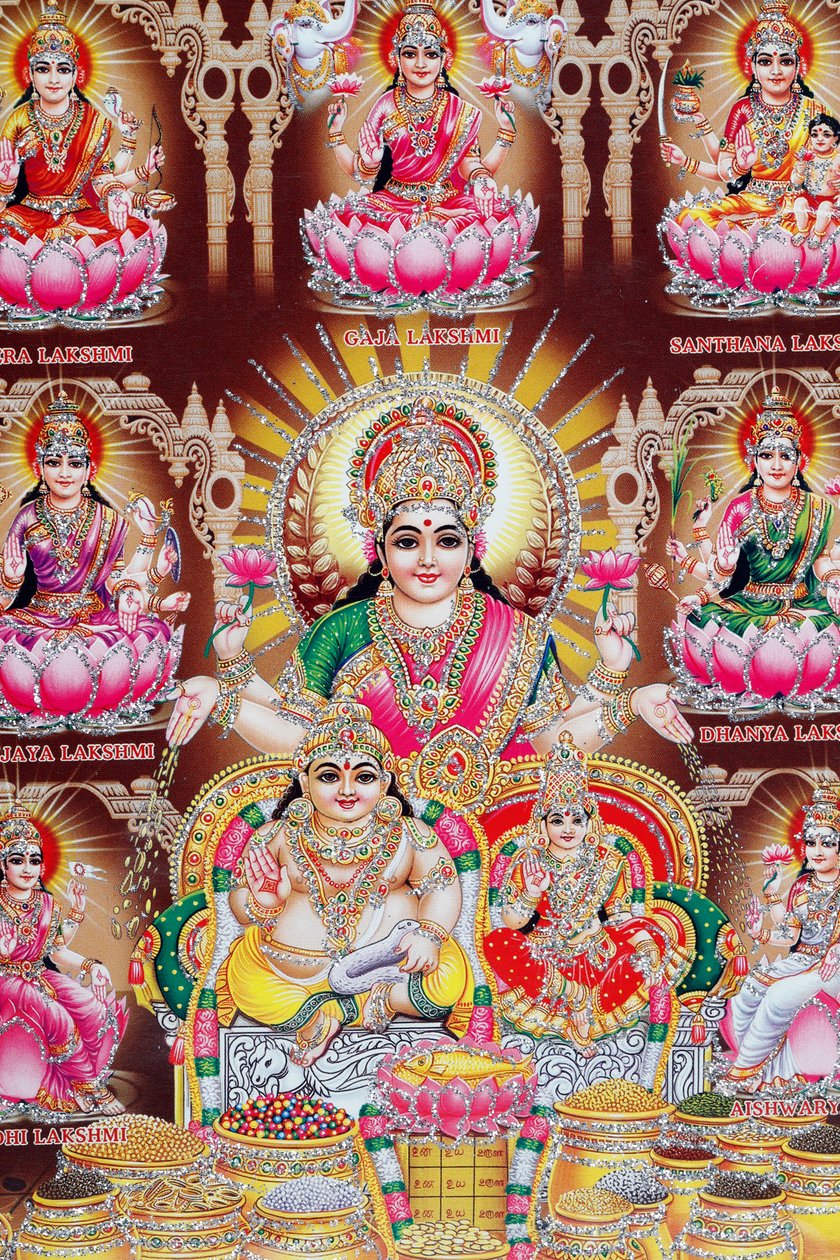 Lakshmi, Vishnus fru, är gudinna för välstånd, lycka och skönhet. av . .