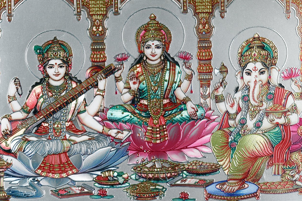 Lakshmi, Vishnus hustru, är gudinnan för välstånd, lycka och skönhet. Ganesh. av . .
