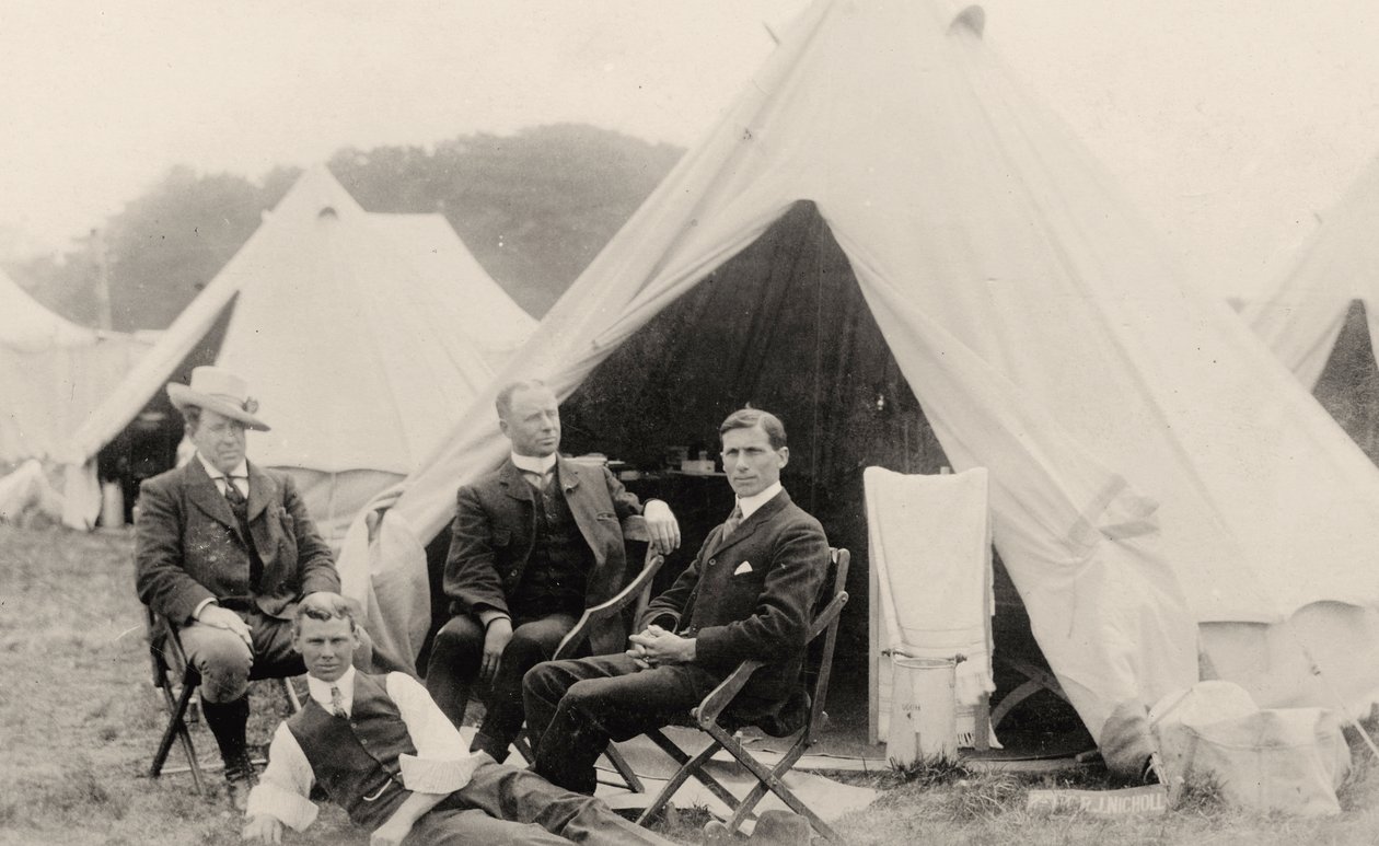 Män kopplar av utanför sitt tält ca 1908 (foto) av . .