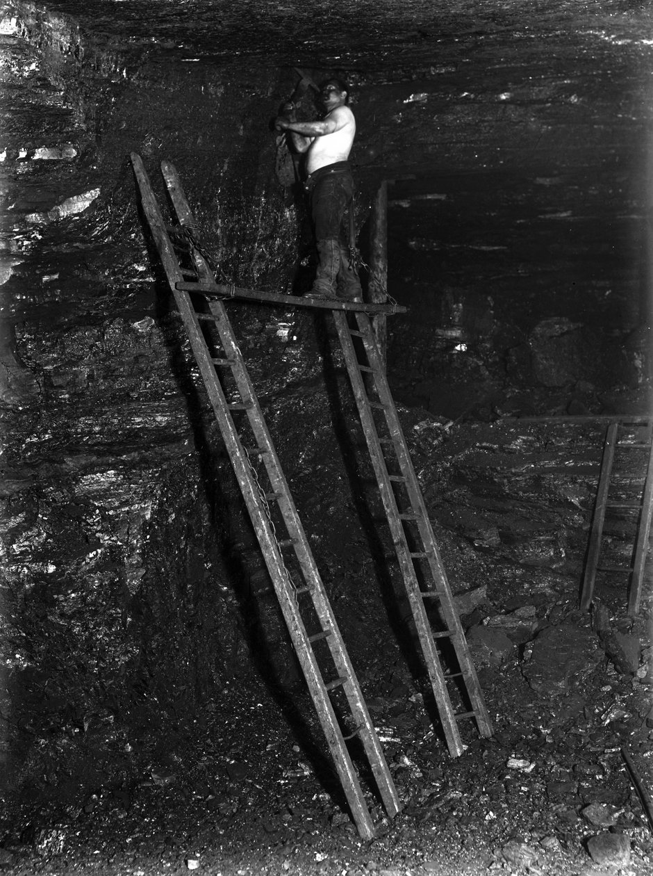 Gruvdrift, kol Att skära de översta lagren av den berömda tio yardsömmen, Staffordshire, c 1890-talet av Frederick (attr. to) Barnard