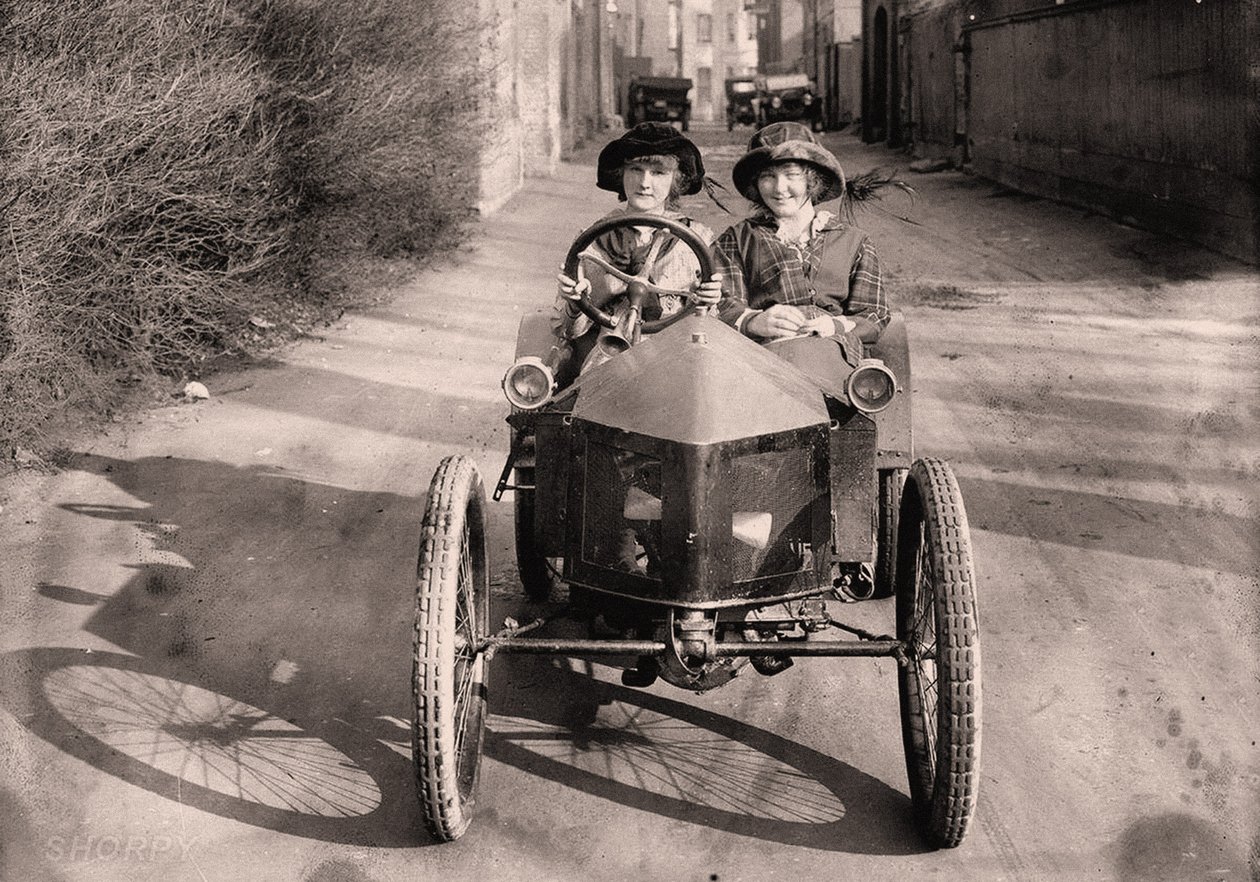 Ut på en biltur, c. 1912 (foto) av Frederick (attr. to) Barnard