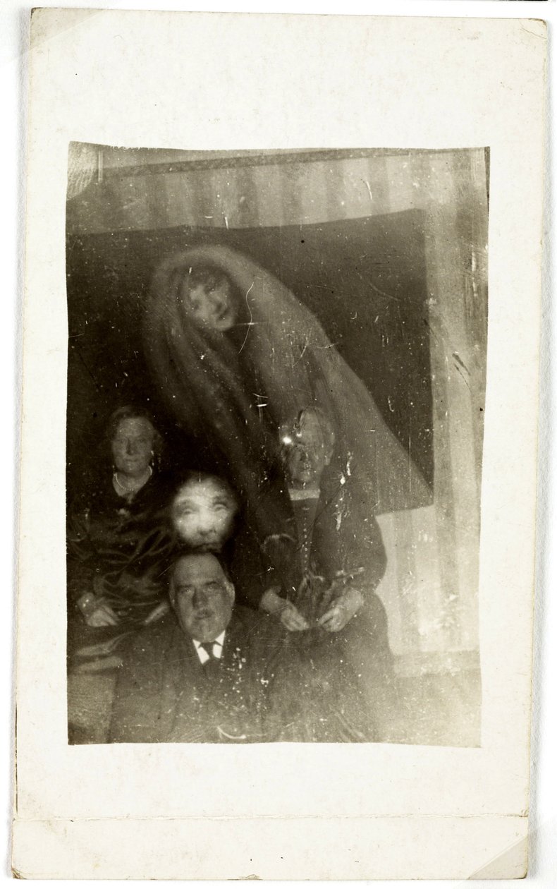 Paranormalt fenomen: porträtt av tre gamla människor, andan av en kvinna som dyker upp bakom dem, cirka 1920 Fotografi av William Hope (1863-1933) av Frederick (attr. to) Barnard