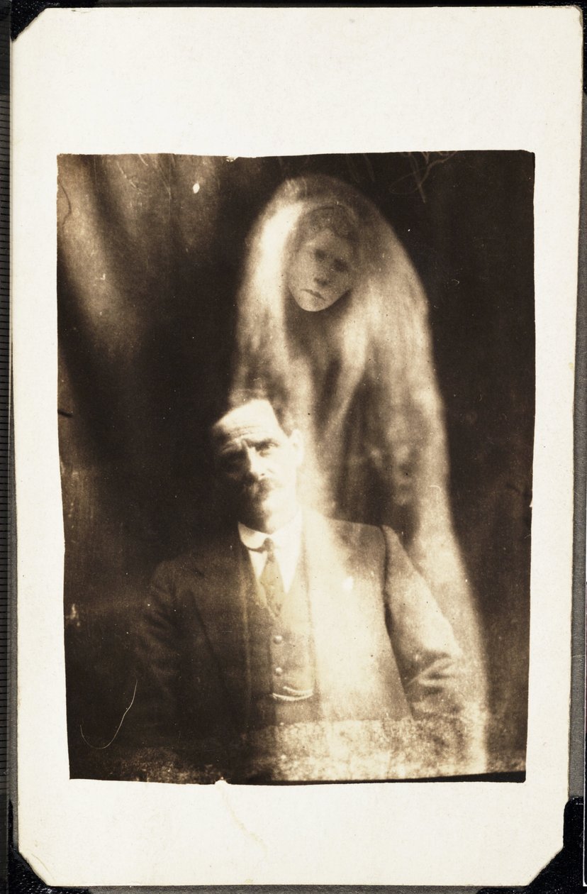 Paranormalt fenomen: porträtt av en man och hans hustrus ande som dyker upp bakom honom, cirka 1920 Fotografi av William Hope (1863-1933) av Frederick (attr. to) Barnard