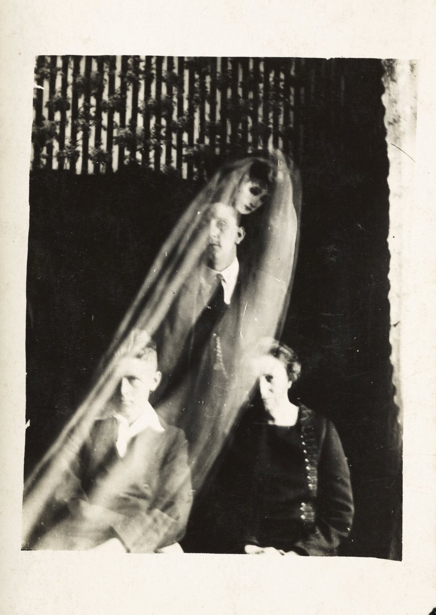 Paranormalt fenomen: porträtt av en kvinna och två män, och andan av en kvinna som dyker upp bakom dem, cirka 1920 Fotografi av William Hope (1863-1933) av Frederick (attr. to) Barnard