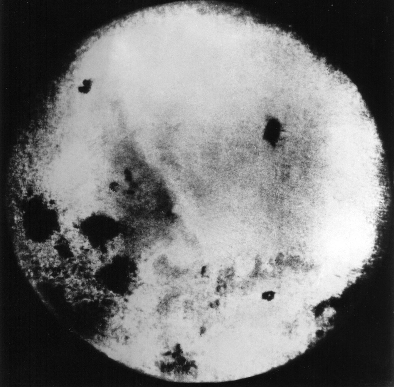 Fotografi av månens bortre sida taget och sänt tillbaka till jorden av den sovjetiska månsonden, Luna 3 av Frederick (attr. to) Barnard