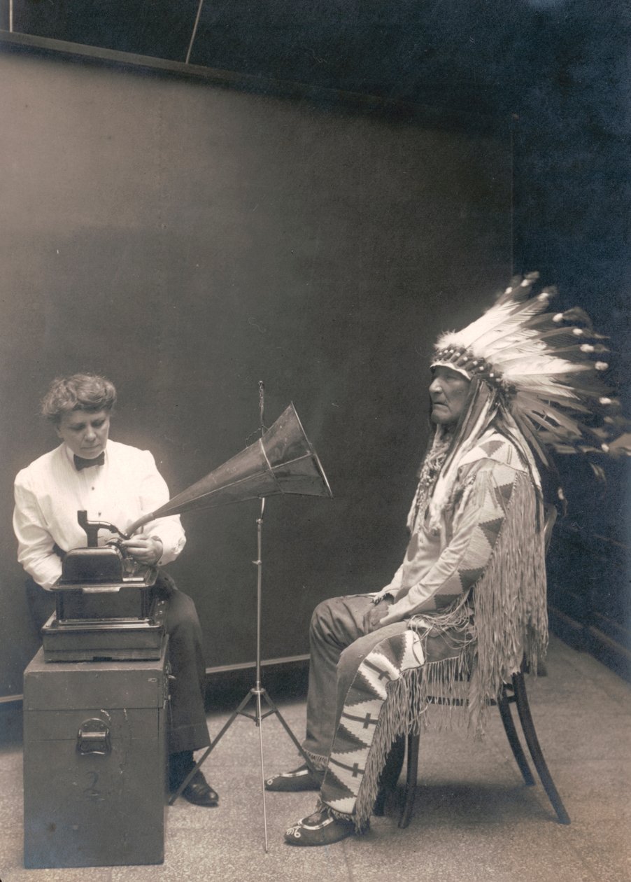 Piegan Indian, bergshövding, lyssnar på en inspelning med etnologen Frances Densmore av . .