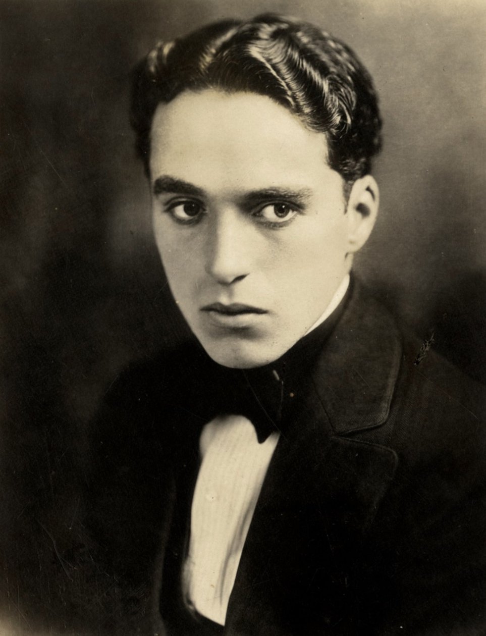 Porträtt av Charlie Chaplin, ca. 1918 (sepiafoto) av Hippolyte Lalaise Devéria