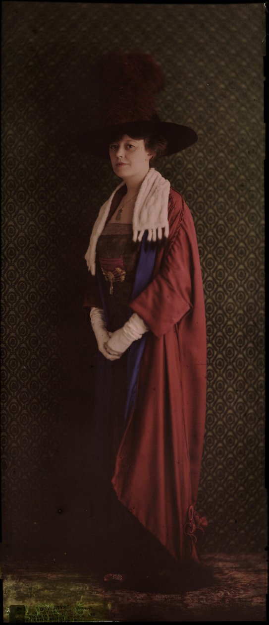 Porträtt av en kvinna i ceremoniella dräkter, c 1912 av Frederick (attr. to) Barnard