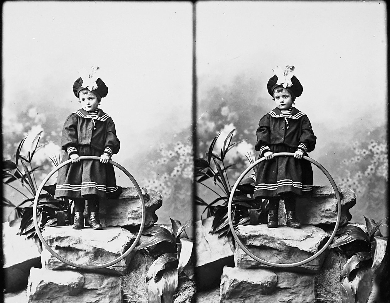 Porträtt av flicka i sjömans outfit, stereoskopiskt fotografi av Henry Charles Fehr