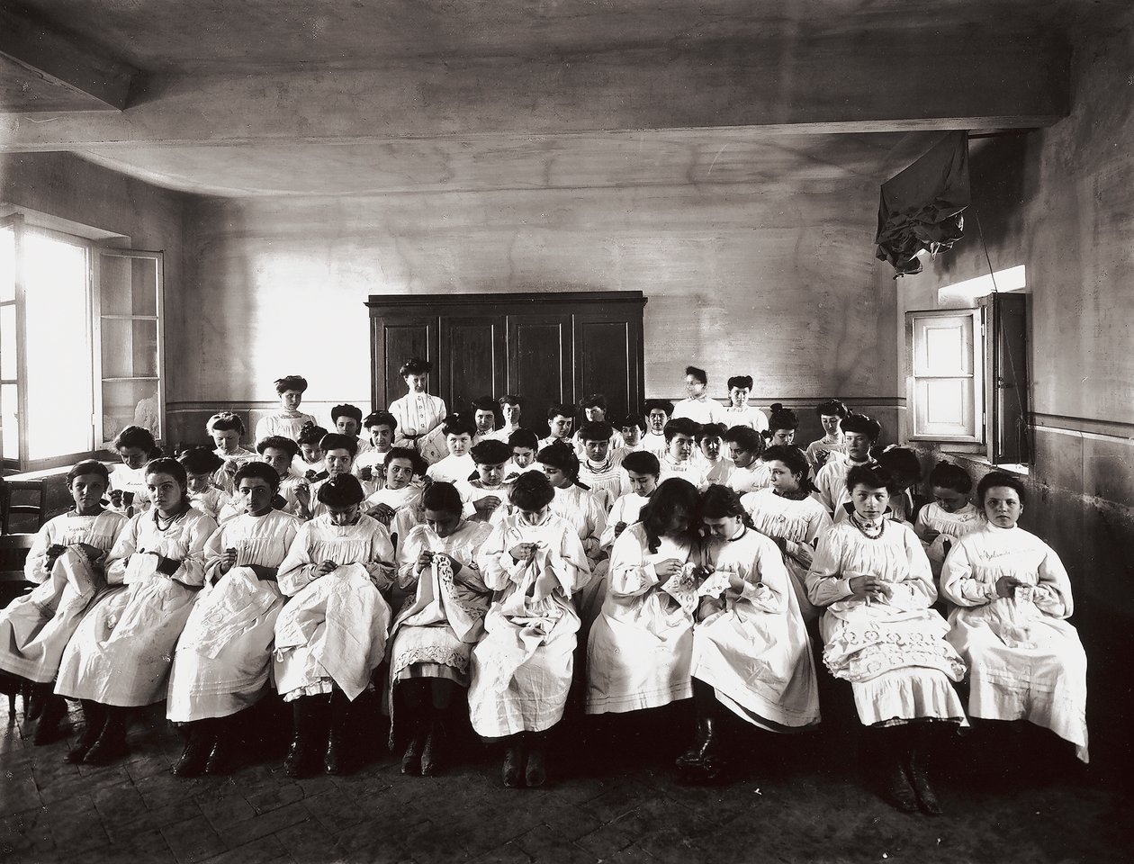 Professionell skola för kvinnor, i Florens: en broderilektion av Henry Charles Fehr