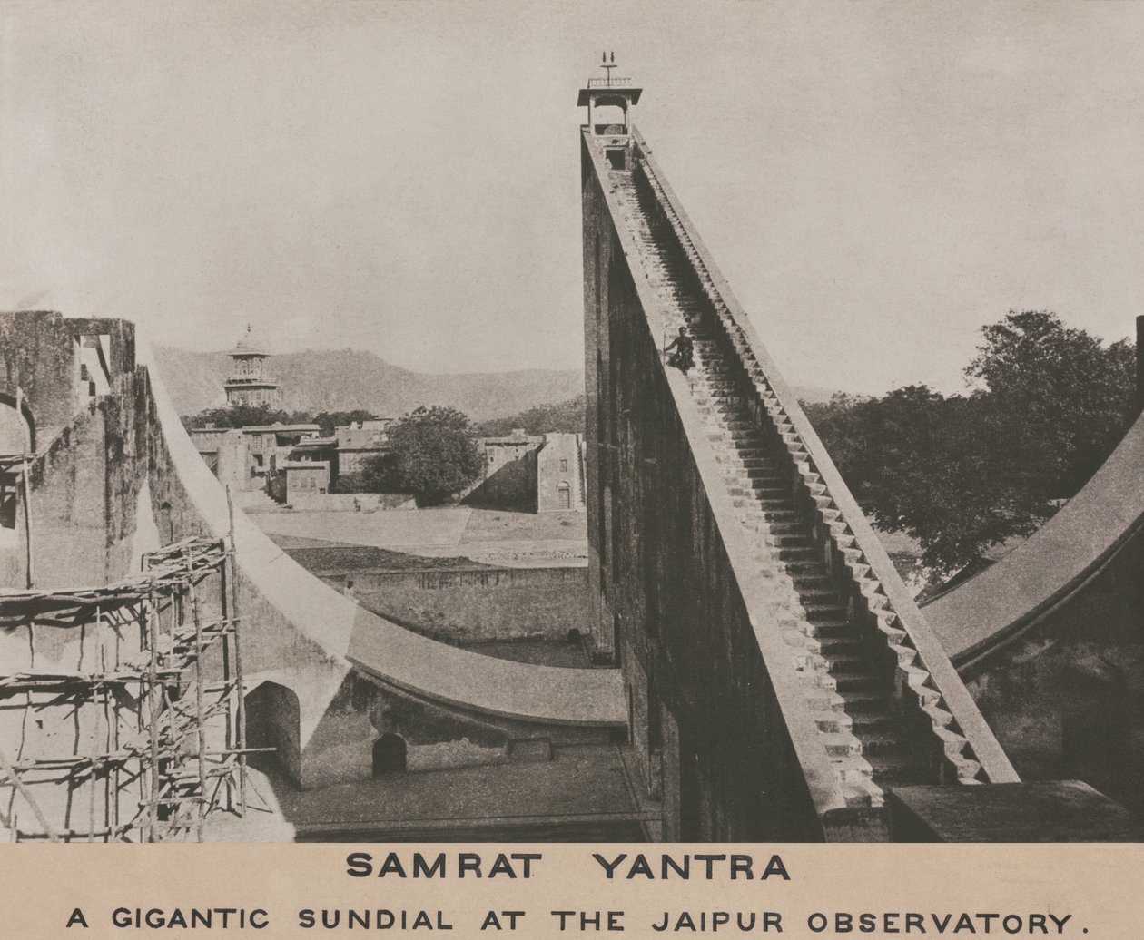 Samrat Yantra vid Jaipur Observatory, Indien av Frederick (attr. to) Barnard