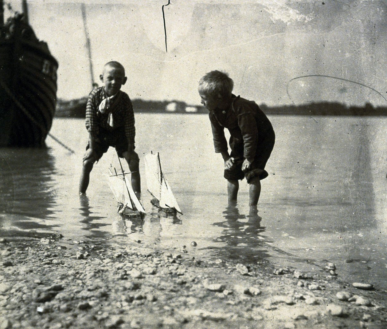Strandscen, porträtt av två pojkar, cirka 1900-1905 av Frederick (attr. to) Barnard