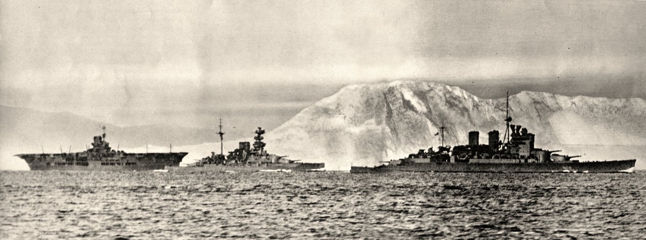 Fartygen HMS Ark Royal, HMS Malaya och HMS Renown lämnar sin bas i Gibraltar, ca 1940 (foto) av . .