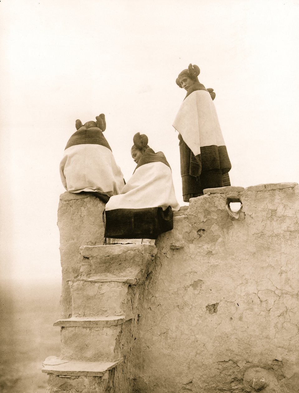 Tre Hopi-kvinnor på toppen av Adobe Steps, New Mexico 1906 (foto) av Hippolyte Lalaise Devéria