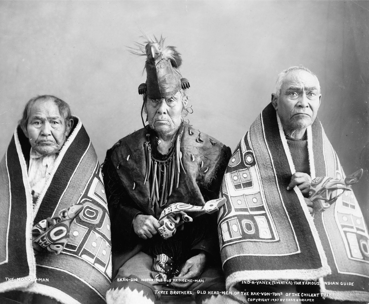 Tre bröder, gamla huvudmän från Chilkat-stammens Kak-Von-Tons, ca 1907 (s/v foto) av . .