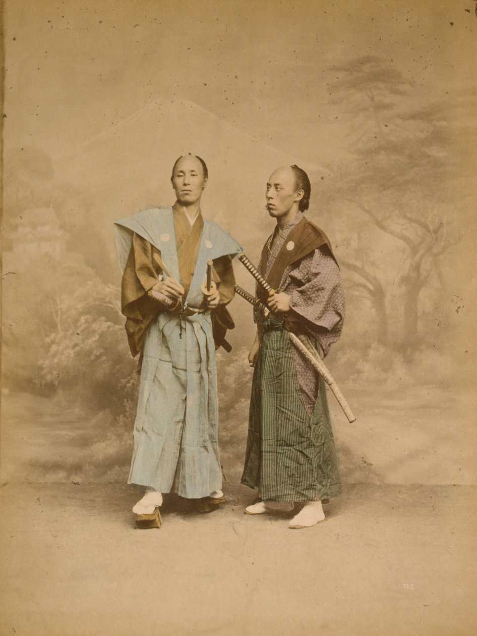 Två japanska män, möjligen samurajer, ca 1877 (foto) av . .