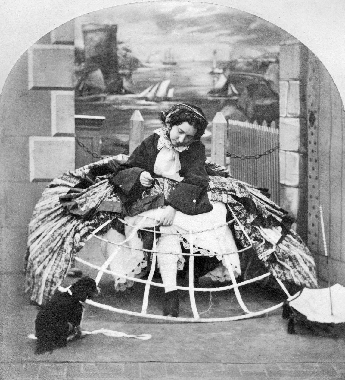 Storbritannien: Stereoskop med titeln Crinoline Advantages, c1860 av Ferdinand Georg Waldmuller