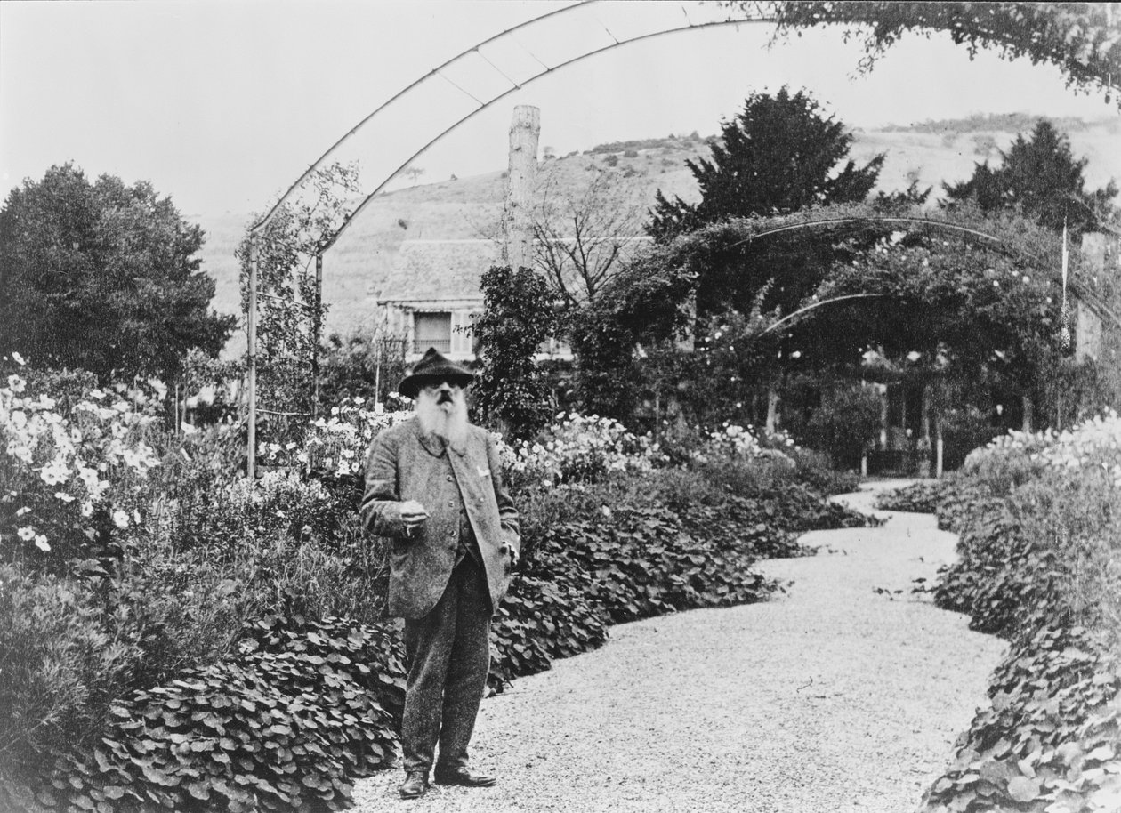 Claude Monet (1840-1926) i sin trädgård i Giverny, 1925 av French Photographer