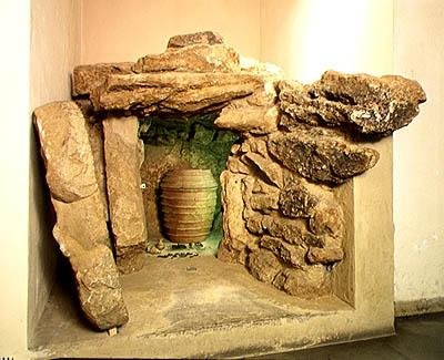 Rekonstruktion av en etruskisk grav med en urna av after Etruscan