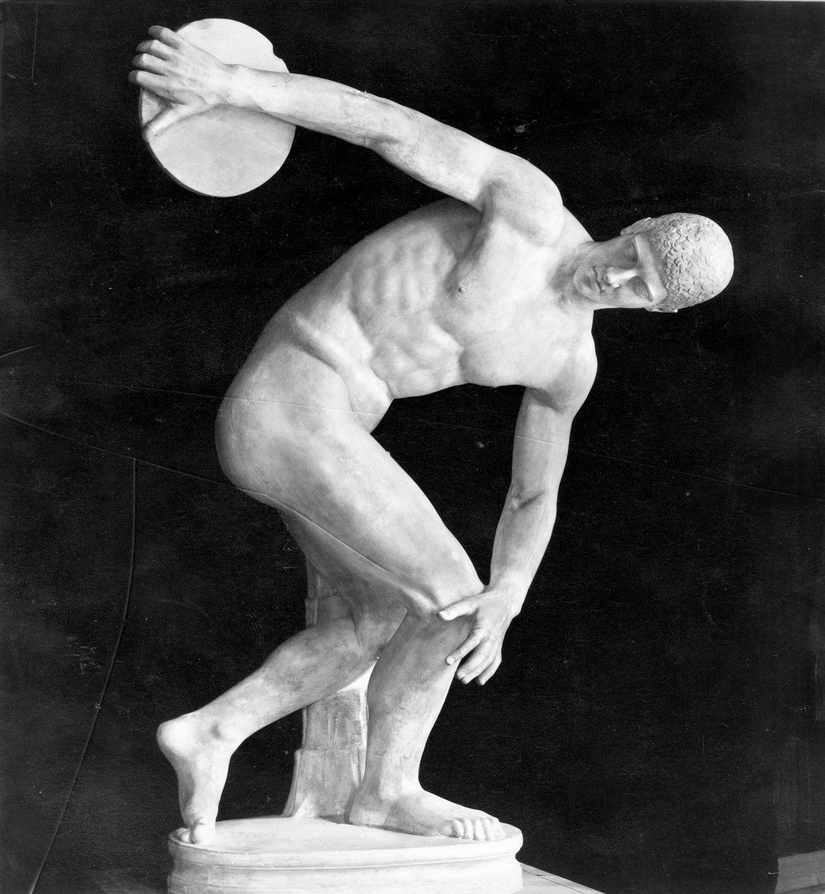 Discobolus, kopia av ett grekiskt original (gips) av after Myron