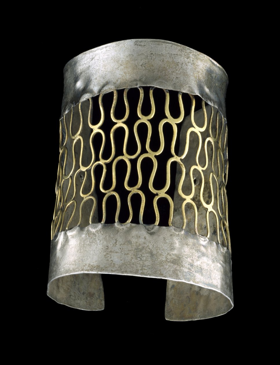 Armband, 200 BC-400 AD (hamrat silver & filigrerad guld) av culture Vicús
