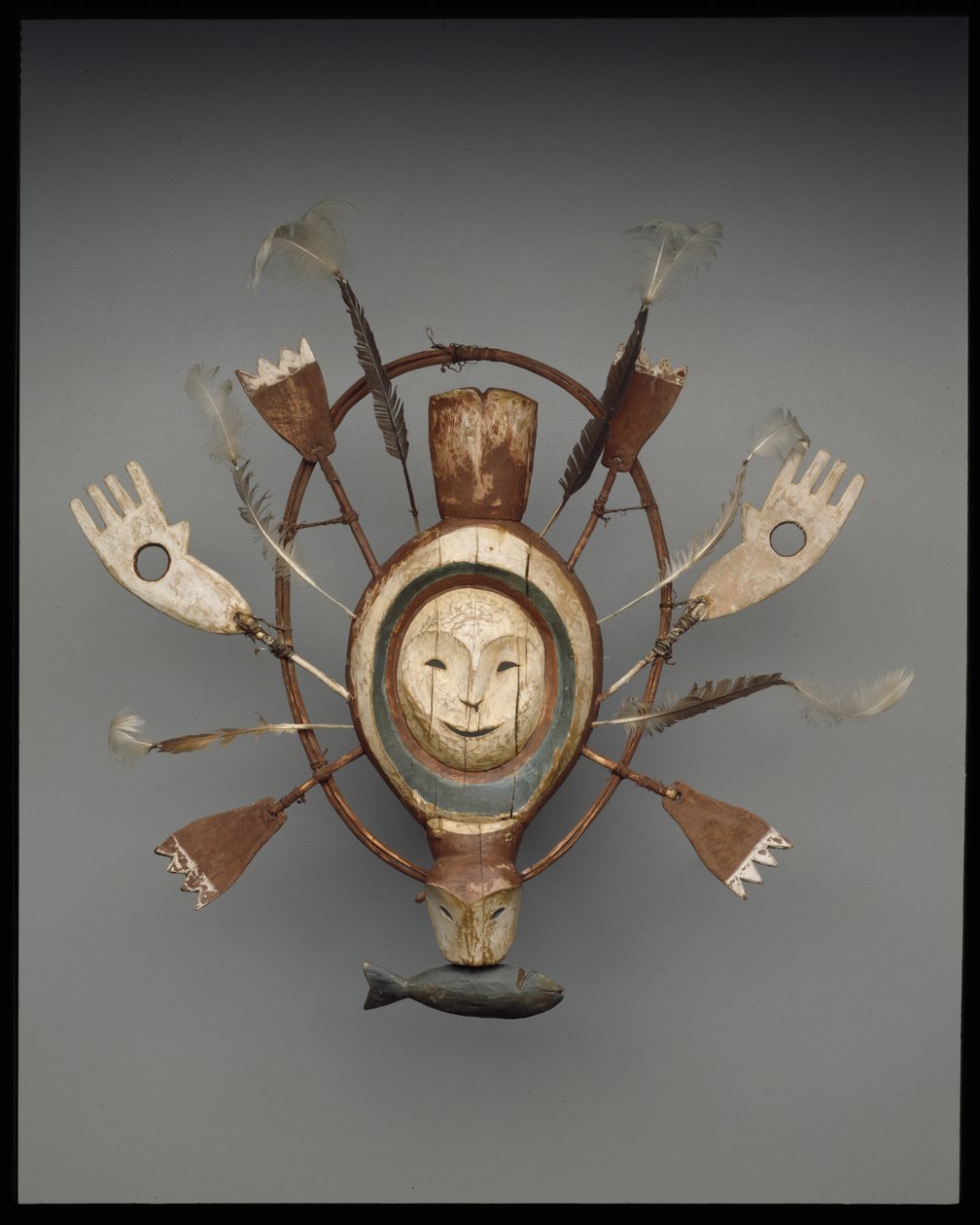 Mask med säl- eller havsuttersprit, sent 1800-tal (trä, färg, inälvssnöre och fjädrar) av culture Yupik