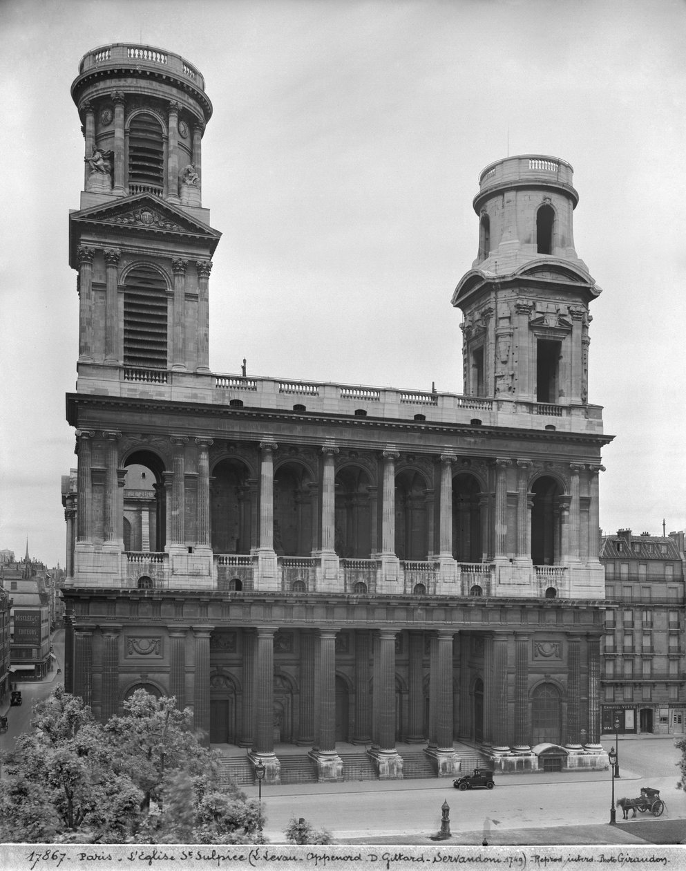 Utsikt över kyrkan Saint-Sulpice, 1921-22 (se även 346070) av Studio Giraudon