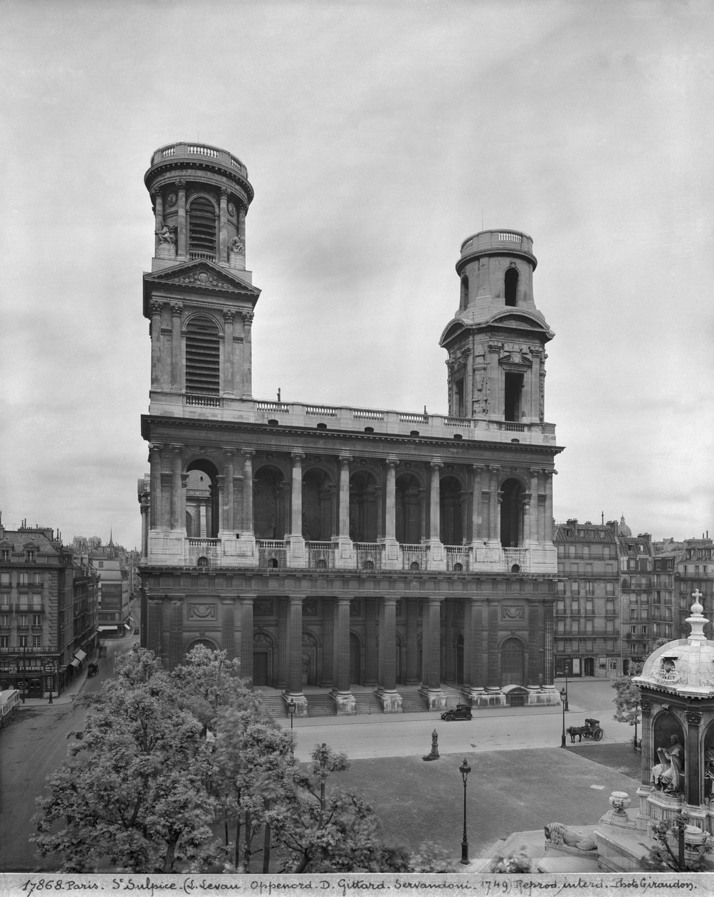 Utsikt över kyrkan Saint-Sulpice, 1921-22 (se även 346071) av Studio Giraudon