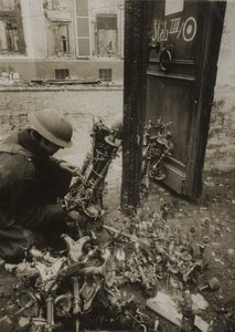 Cambrai, ljusstakar bundna i buntar, klara från borttagande av tyskarna, men kvarlämnade av (after) English photographer